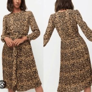 Long-sleeve pleated dress in leopard